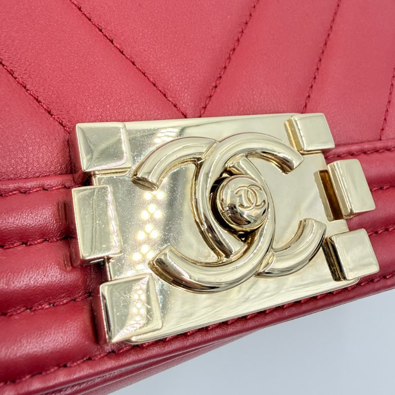 CHANEL -紅色金釦牛皮山型紋╻BOY 20cm-7