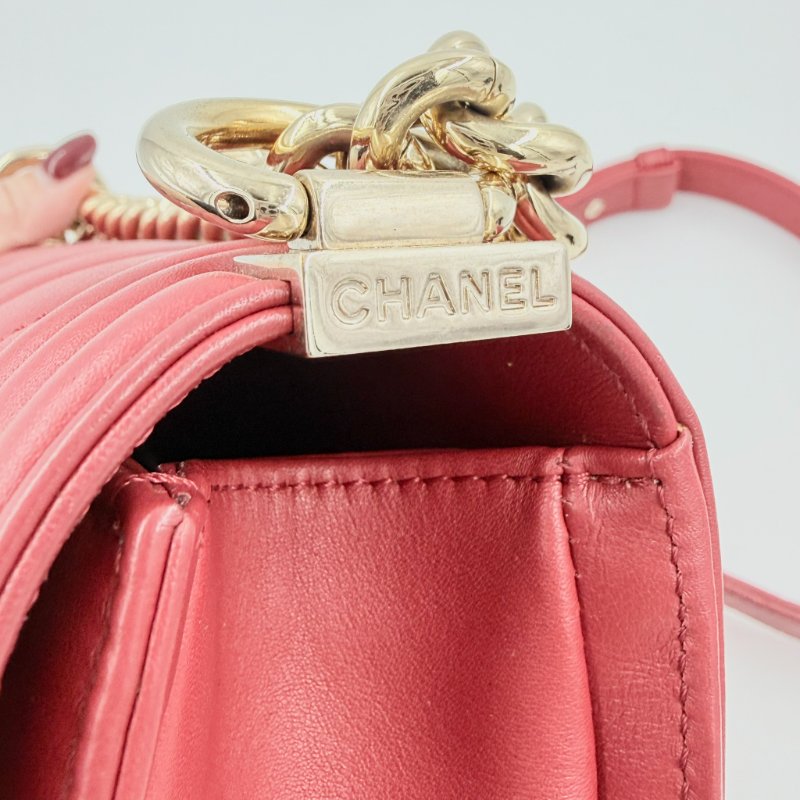 CHANEL -紅色金釦牛皮山型紋╻BOY 20cm-9