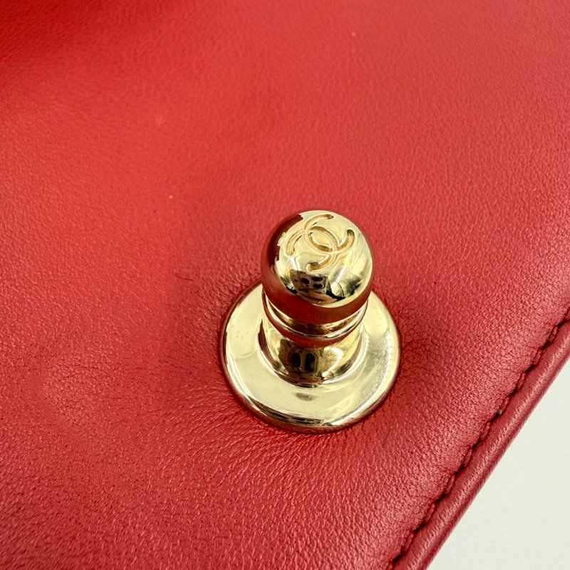 CHANEL -紅色金釦牛皮山型紋╻BOY 20cm-11