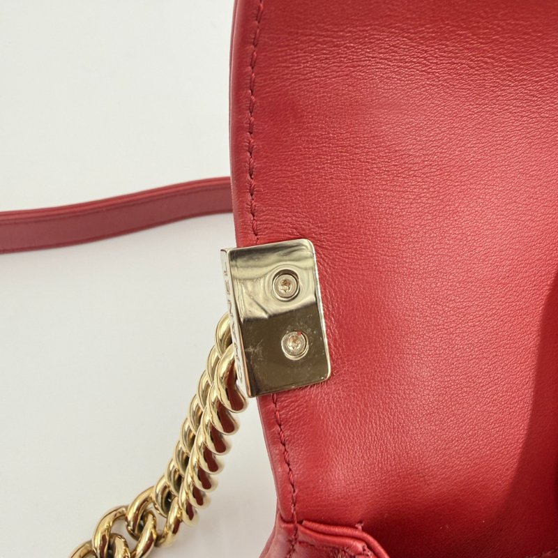 CHANEL -紅色金釦牛皮山型紋╻BOY 20cm-13