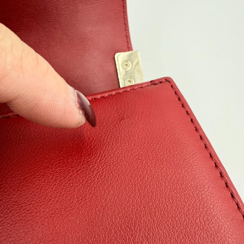 CHANEL -紅色金釦牛皮山型紋╻BOY 20cm-17