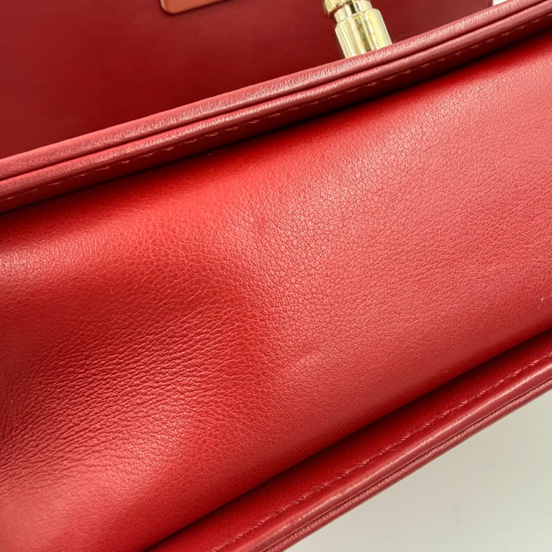 CHANEL -紅色金釦牛皮山型紋╻BOY 20cm-18