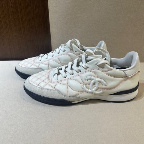 99新 CHANEL/香奈兒 白色菱格紋 德訓鞋 雙c標誌 系帶圓頭設計 平底舒適  粉色走線很特別 適合四季穿著 時尚百搭 36碼 僅落地一次