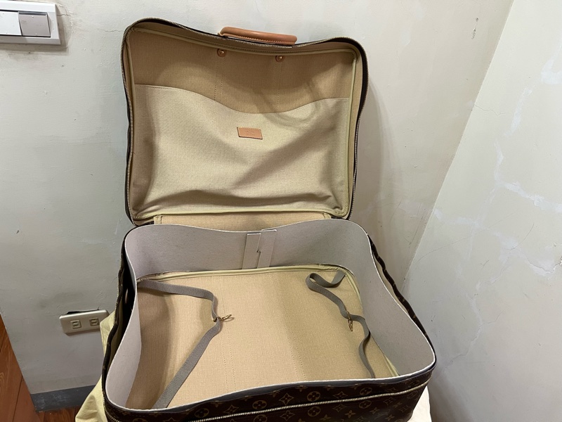 LV 手提行李箱-8