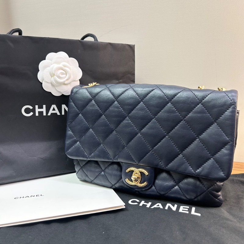 CHANEL 藍色金扣肩背斜背包23*16*4 98新配件塵袋-1