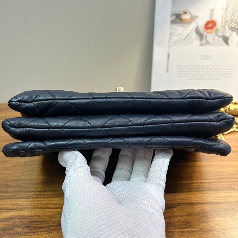 CHANEL 藍色金扣肩背斜背包23*16*4 98新配件塵袋-3