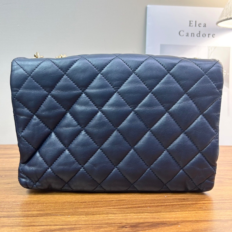 CHANEL 藍色金扣肩背斜背包23*16*4 98新配件塵袋-6