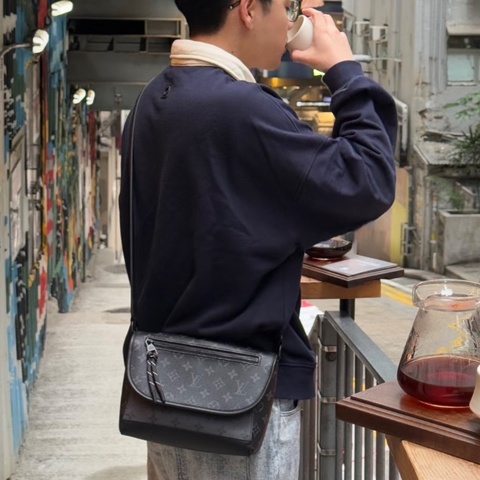 LV Pulse黑花翻蓋拉鍊肩背斜背郵差包芯片款23*19*9 98新配件塵袋