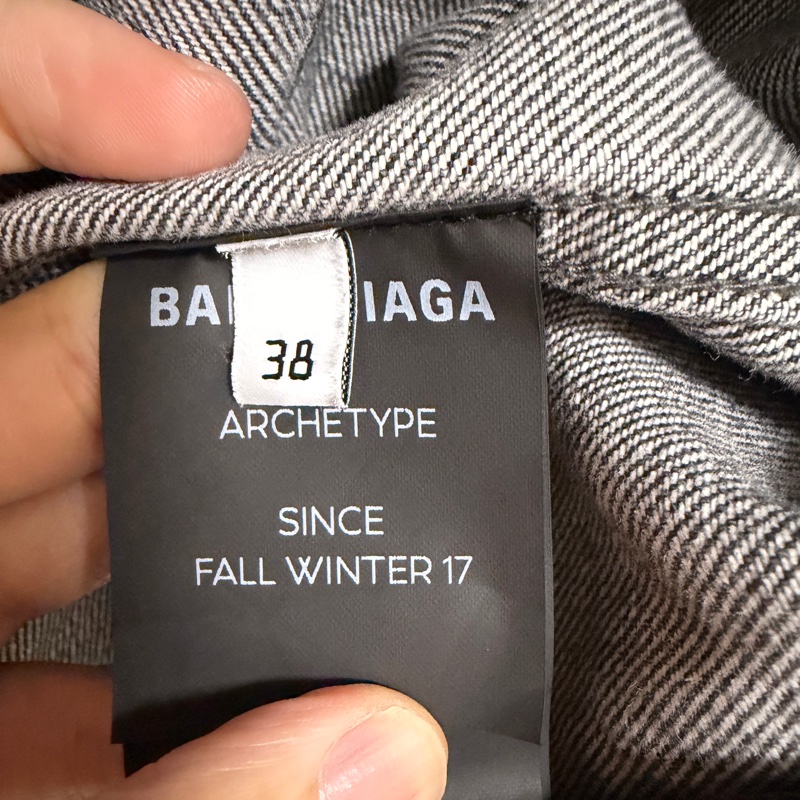 Balenciaga 立體浮雕Logo深灰色牛仔外套 男女都可以穿 附實穿-4