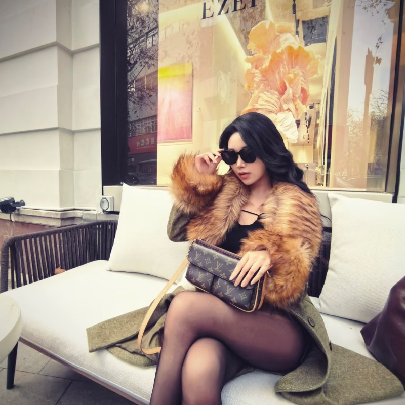 LV 新款小駱駝老花肩背斜背包芯片款25*13 99新配件塵袋-0