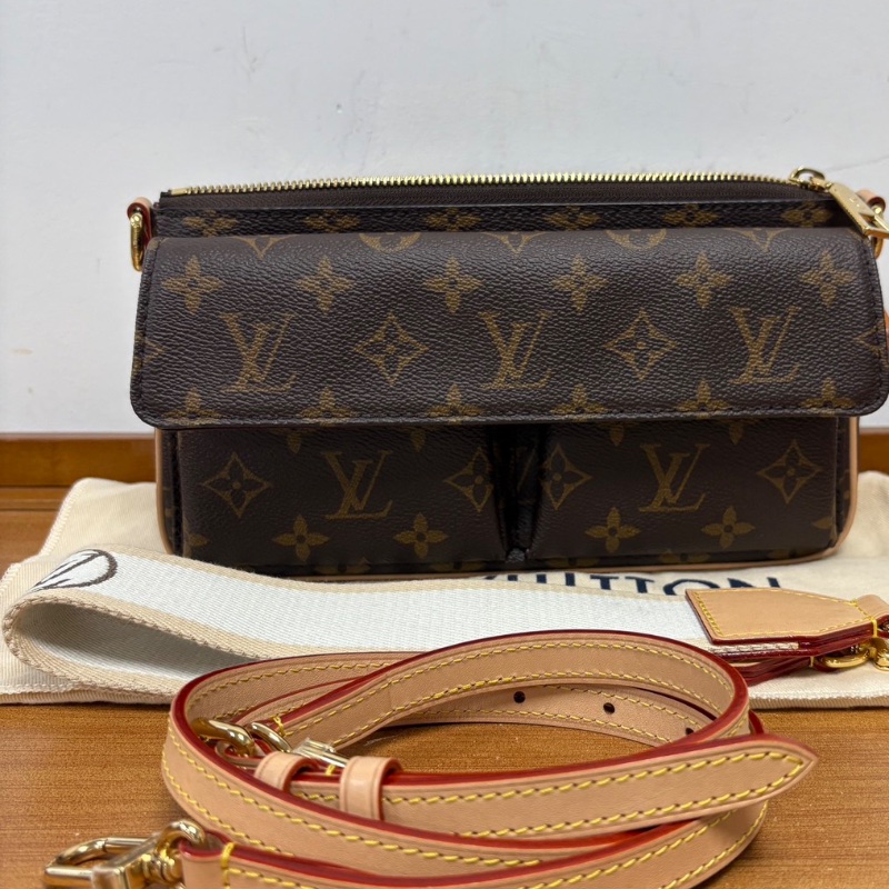 LV 新款小駱駝老花肩背斜背包芯片款25*13 99新配件塵袋-1