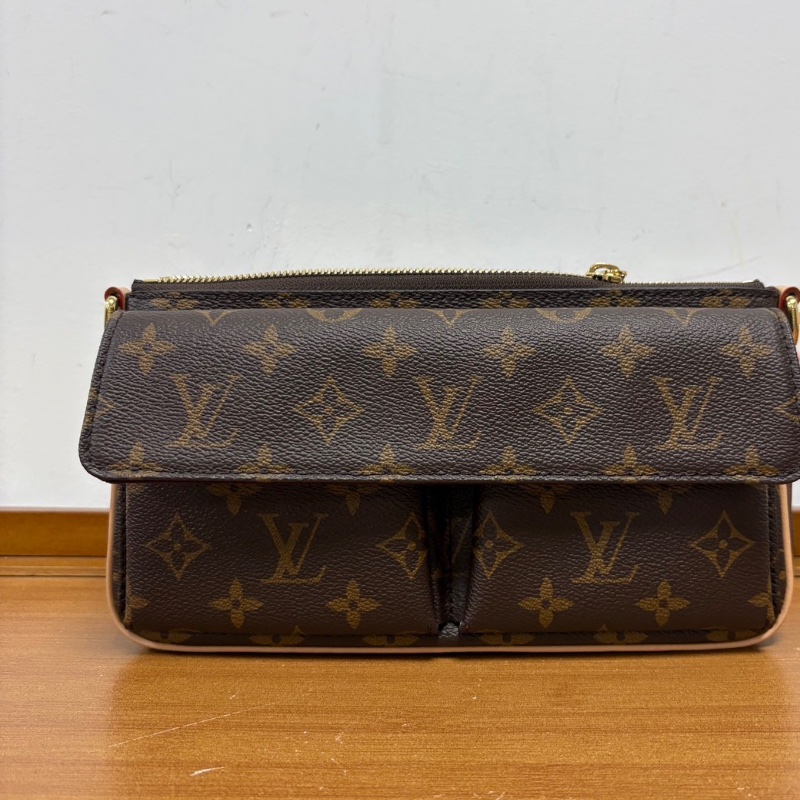 LV 新款小駱駝老花肩背斜背包芯片款25*13 99新配件塵袋-5