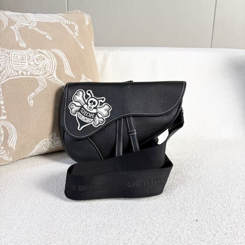Dior 蜜蜂骷顱頭kwas聯名馬鞍包 23*20*4 99新配件塵袋購證-1