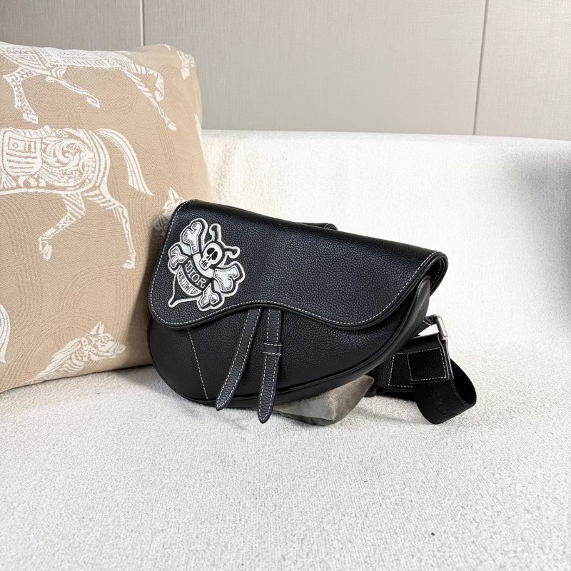 Dior 蜜蜂骷顱頭kwas聯名馬鞍包 23*20*4 99新配件塵袋購證-3