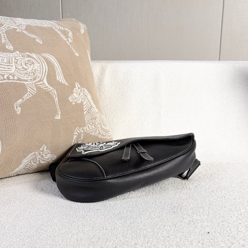 Dior 蜜蜂骷顱頭kwas聯名馬鞍包 23*20*4 99新配件塵袋購證-4