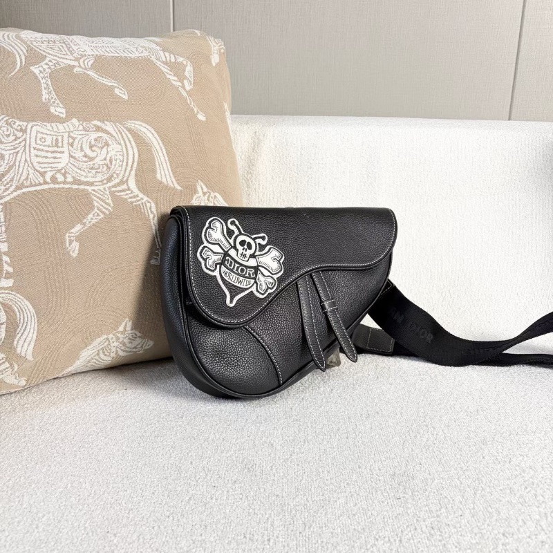 Dior 蜜蜂骷顱頭kwas聯名馬鞍包 23*20*4 99新配件塵袋購證-5
