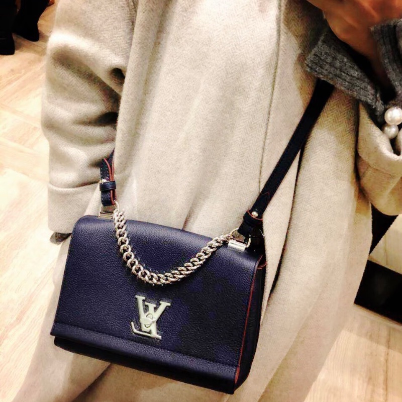 LV Lock me拼色銀扣手提肩背斜背包22*15*7 98新配件塵袋-0