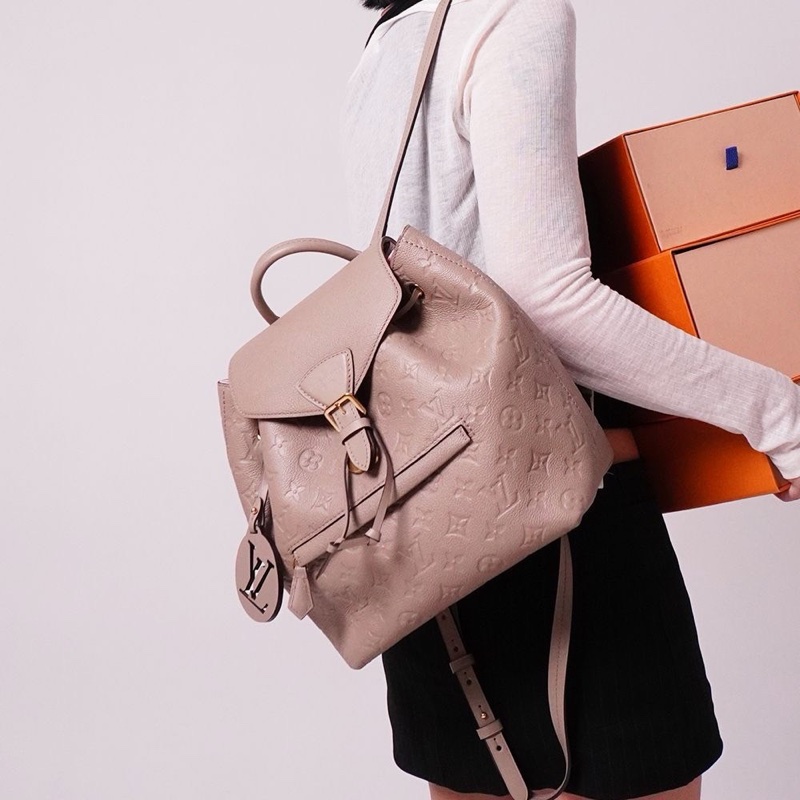 LV M45410 Montsouris 壓花牛皮後背包（斑鳩灰)-1