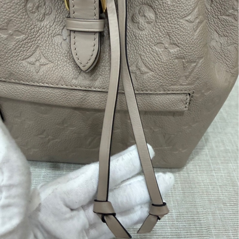 LV M45410 Montsouris 壓花牛皮後背包（斑鳩灰)-18