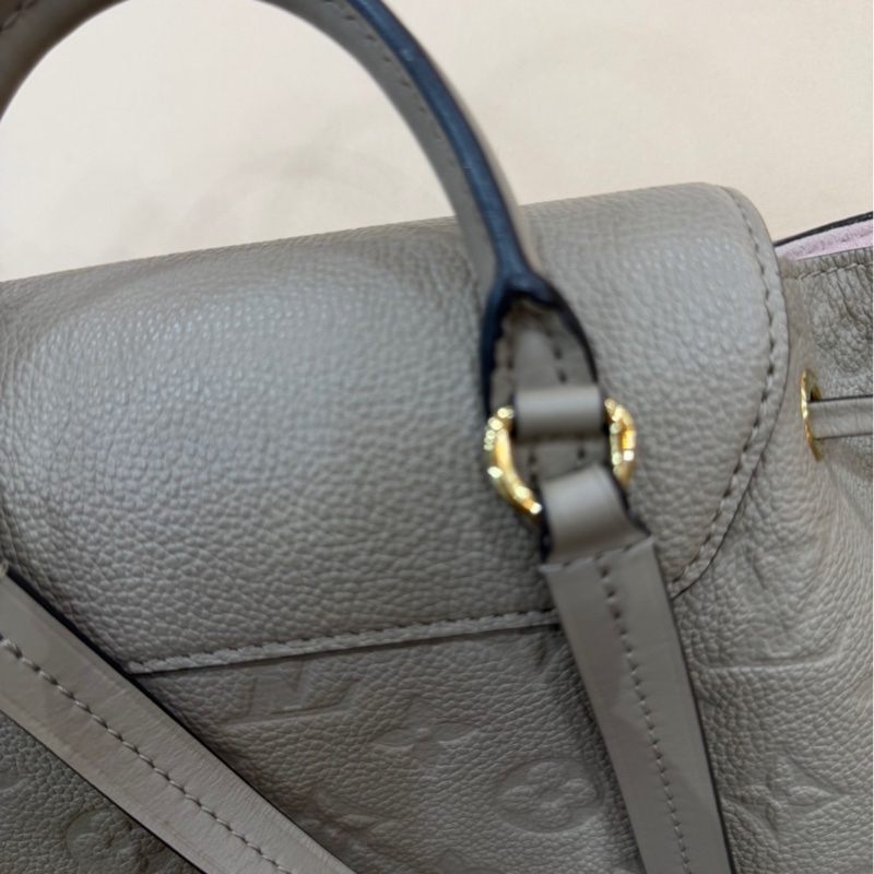LV M45410 Montsouris 壓花牛皮後背包（斑鳩灰)-23