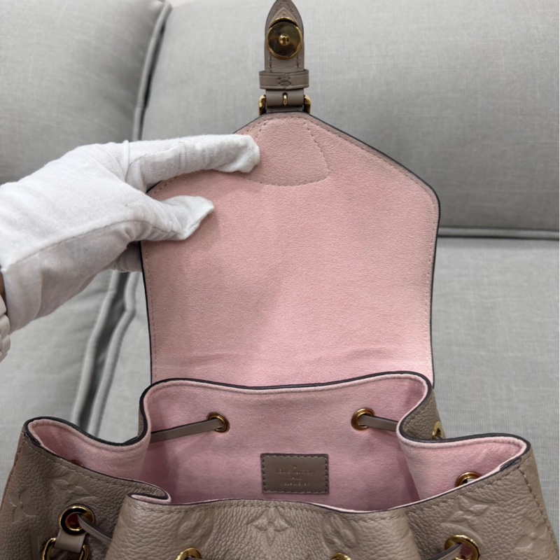 LV M45410 Montsouris 壓花牛皮後背包（斑鳩灰)-32