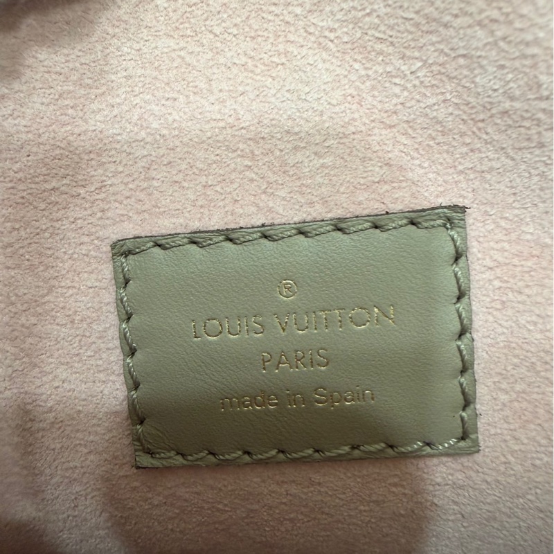 LV M45410 Montsouris 壓花牛皮後背包（斑鳩灰)-43