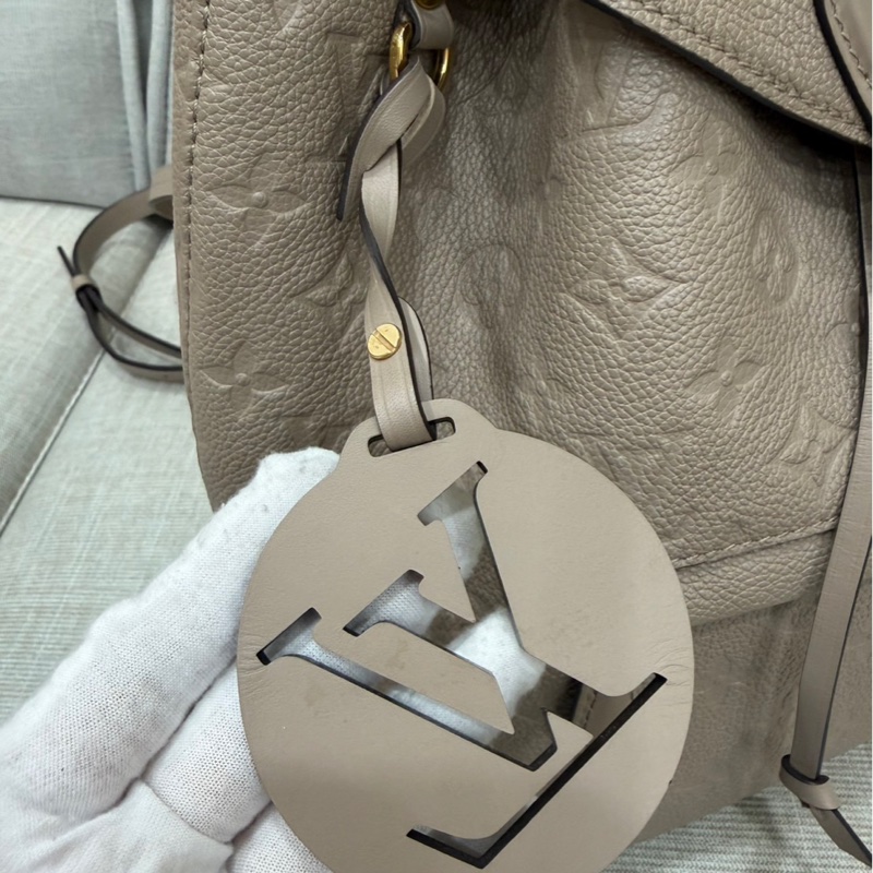 LV M45410 Montsouris 壓花牛皮後背包（斑鳩灰)-63