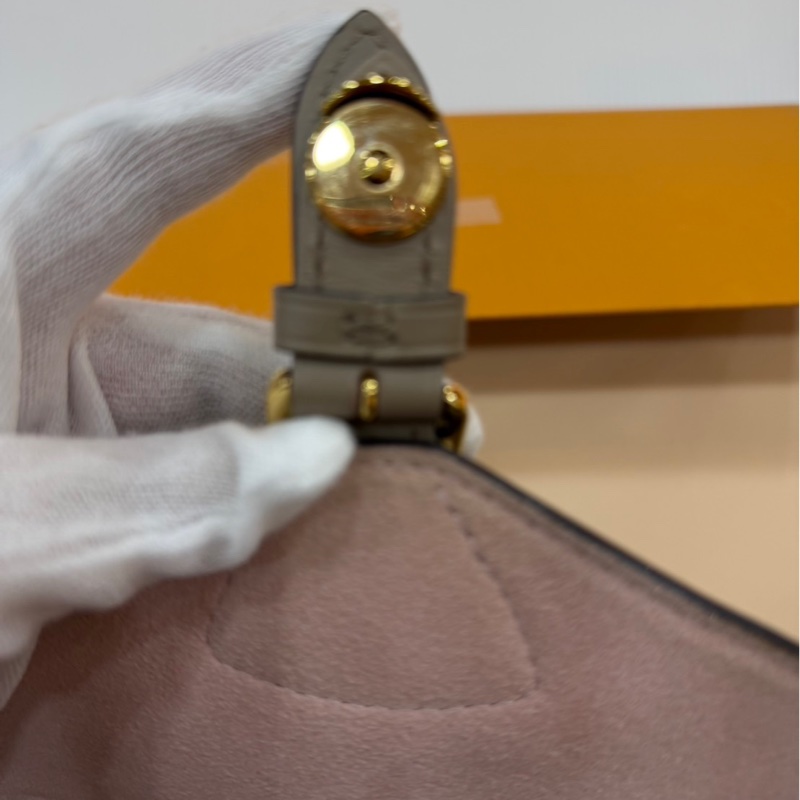 LV M45410 Montsouris 壓花牛皮後背包（斑鳩灰)-66