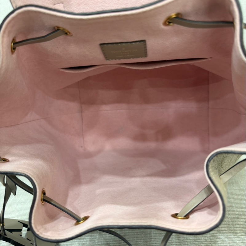 LV M45410 Montsouris 壓花牛皮後背包（斑鳩灰)-69