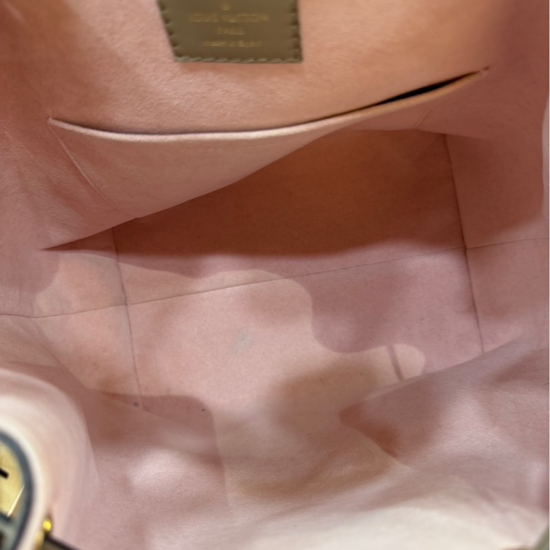 LV M45410 Montsouris 壓花牛皮後背包（斑鳩灰)-72