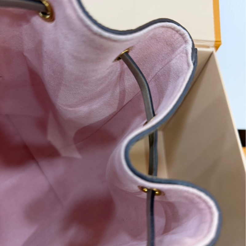 LV M45410 Montsouris 壓花牛皮後背包（斑鳩灰)-77