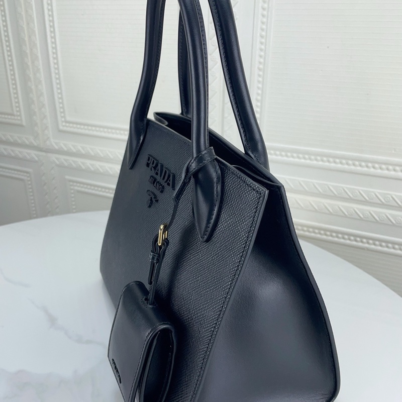 99新Prada普拉達 Prada Monochrome系列黑色單肩包、尺寸： 26*19*13、新款寬肩-3
