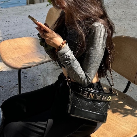 ✨Chanel 海軍藍雕花手柄流浪包 有保卡💙