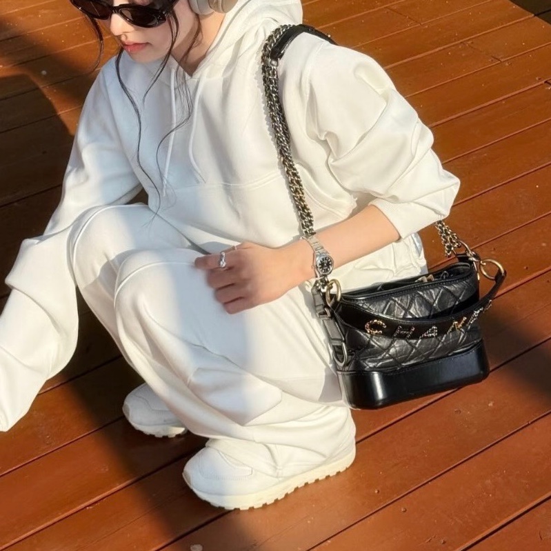 ✨Chanel 海軍藍雕花手柄流浪包 有保卡💙-1