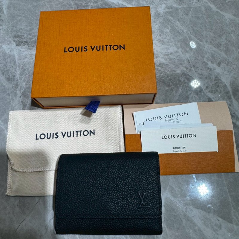 LV蠟面小牛皮三折短夾-13