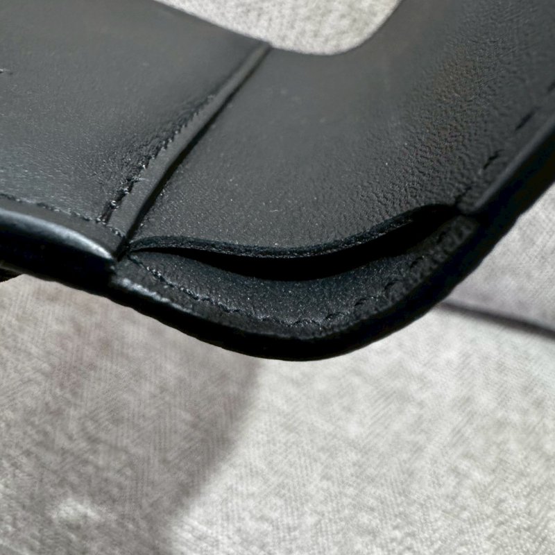 LV蠟面小牛皮三折短夾-16