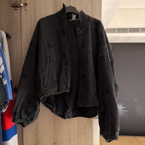 AW 黑色短版縮口牛仔外套