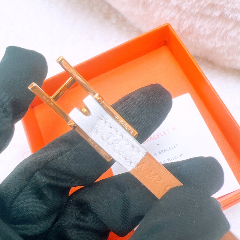 閒置未用 Hermes behapi 白色手環/手帶 T2-4