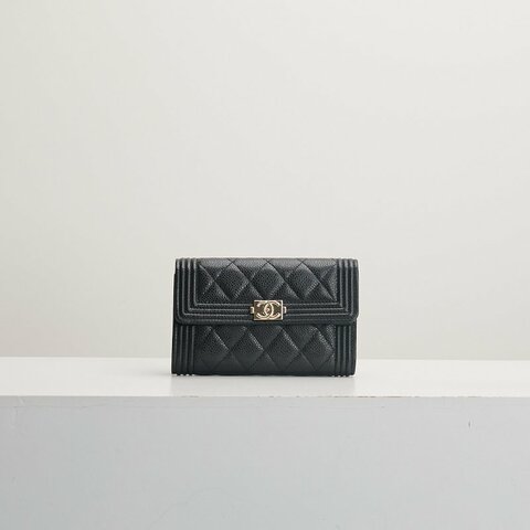 二手Chanel boy 黑金荔枝牛三折中夾