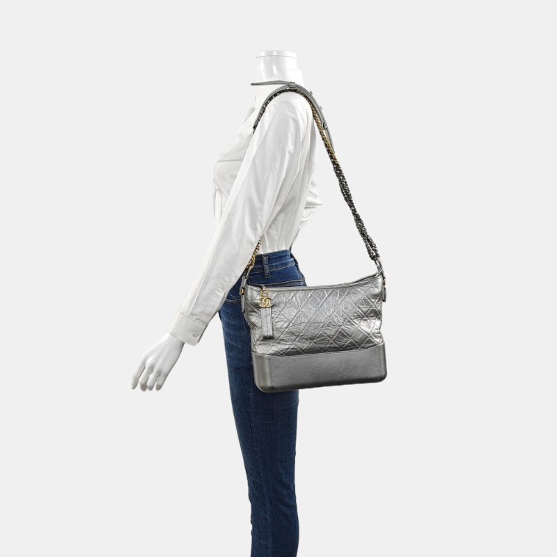 CHANEL GABRIELLE中號銀色牛皮菱格紋絎縫流浪包單肩包手提包金色釘色五金23開可拆卸肩帶-1