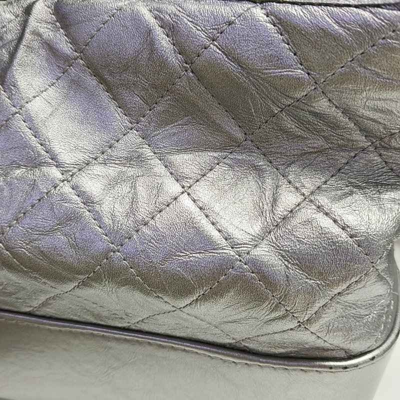 CHANEL GABRIELLE中號銀色牛皮菱格紋絎縫流浪包單肩包手提包金色釘色五金23開可拆卸肩帶-8