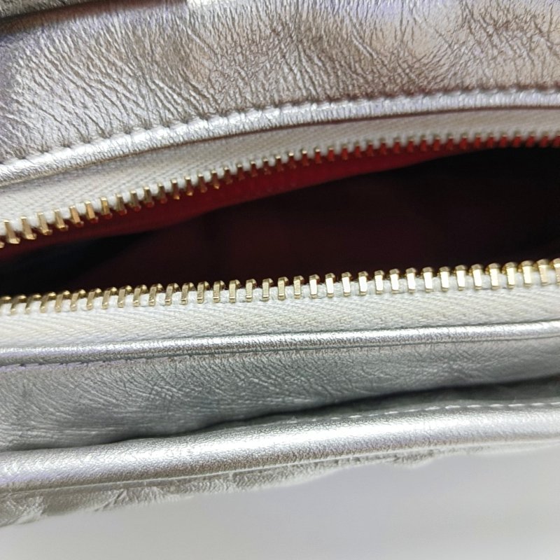 CHANEL GABRIELLE中號銀色牛皮菱格紋絎縫流浪包單肩包手提包金色釘色五金23開可拆卸肩帶-13