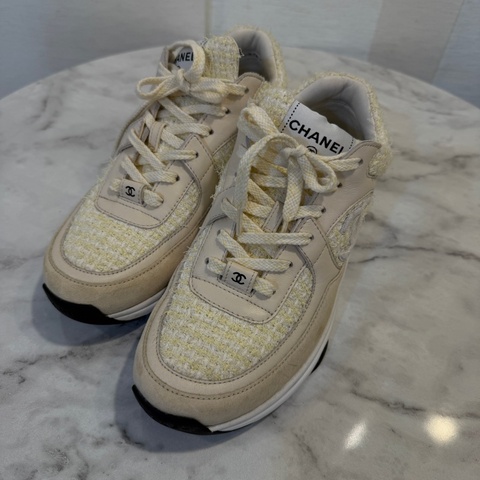 Chanel 鵝黃毛呢米色麂皮運動鞋