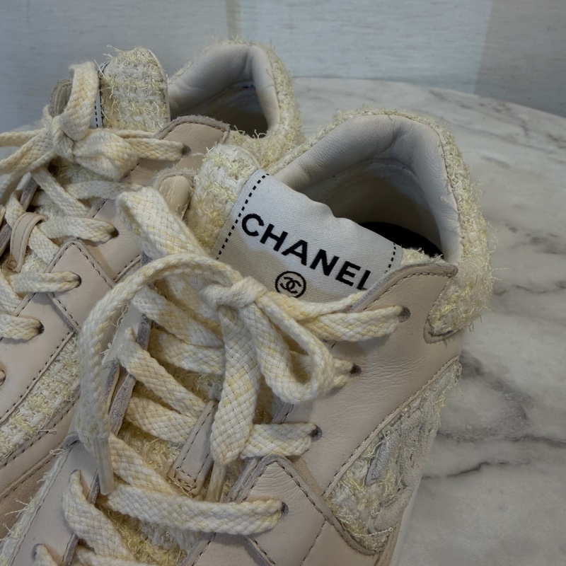 Chanel 鵝黃毛呢米色麂皮運動鞋-1