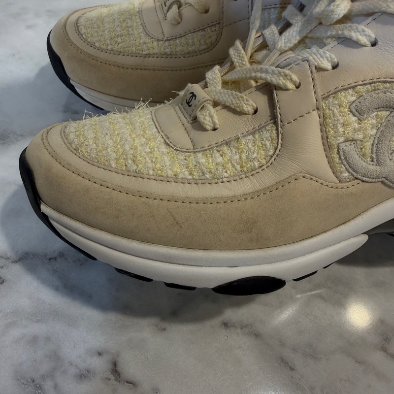 Chanel 鵝黃毛呢米色麂皮運動鞋-2