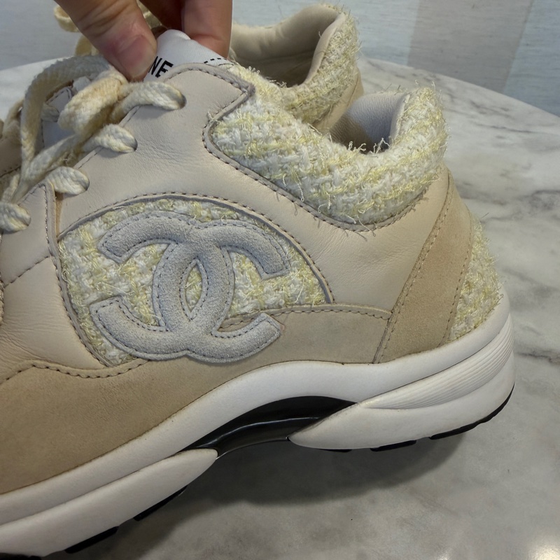 Chanel 鵝黃毛呢米色麂皮運動鞋-3
