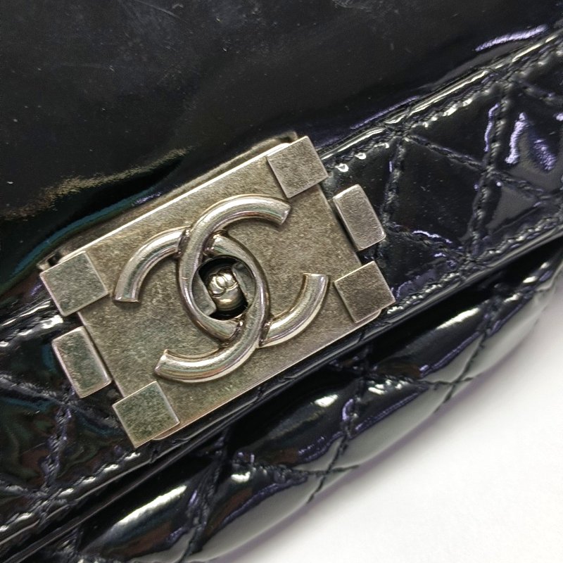 CHANEL BOY CHANEL中號黑色牛漆皮菱格紋絎縫單肩包斜挎包釘色五金18開可拆卸肩帶-11