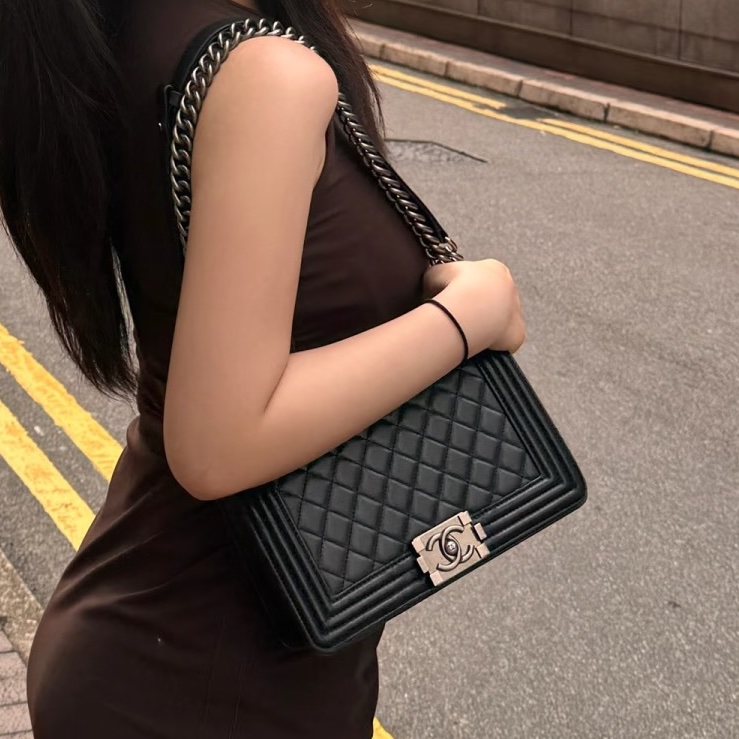 保值王者😍99新🈶購證💯Chanel黑銀Leboy25單肩斜挎鏈條包-4