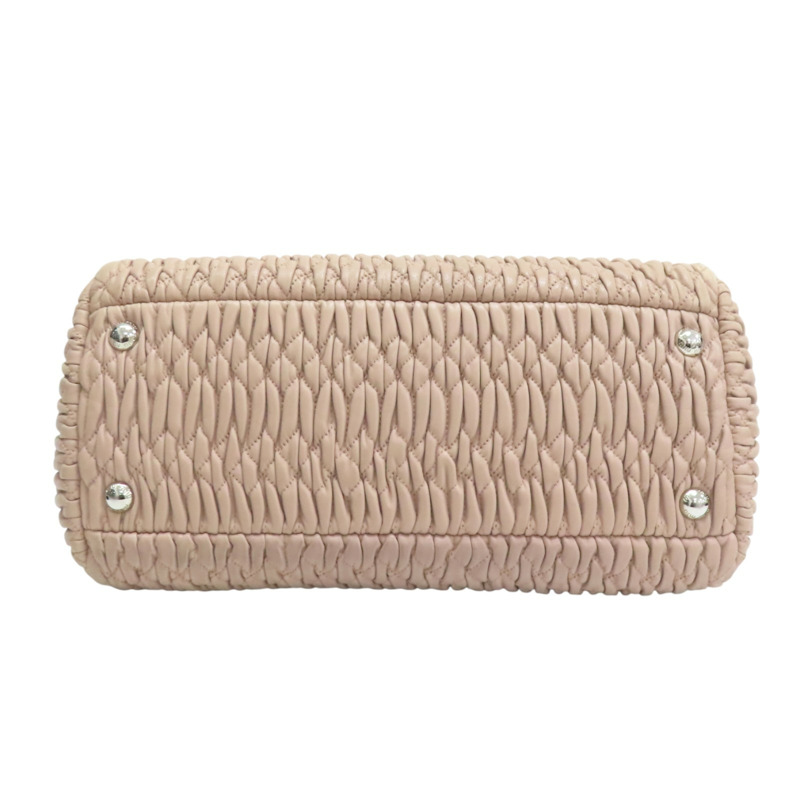 藕粉色 抓皺 NAPPA皮革 Matelasse 肩背包【MIU MIU 繆繆】 5BA958-3