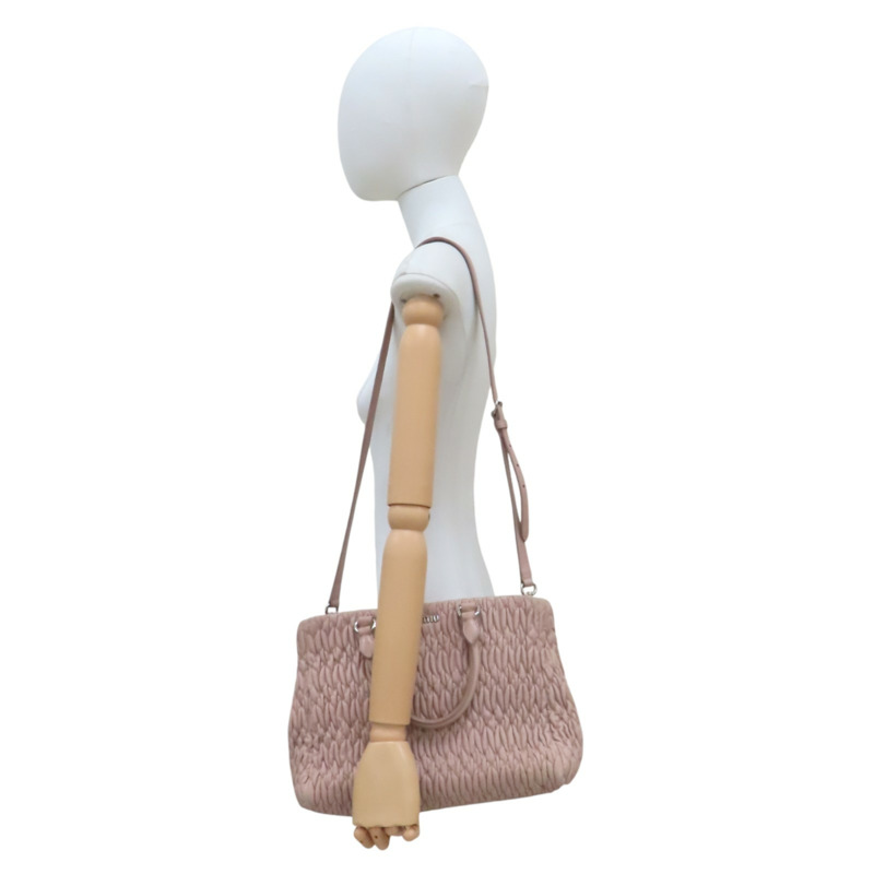 藕粉色 抓皺 NAPPA皮革 Matelasse 肩背包【MIU MIU 繆繆】 5BA958-11